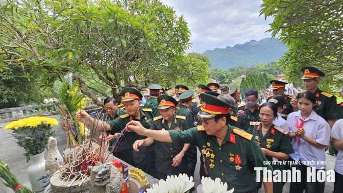 Các đại biểu dâng hương tại Nghĩa trang Liệt sỹ Quốc tế Đồng Tâm.