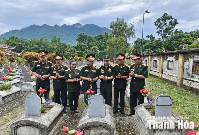 Các đại biểu dâng hương tri ân đồng đội tại các phần mộ.