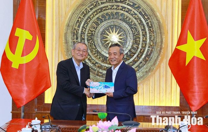Ông Egashira Hideaki, Tổng Giám đốc Công ty TNHH Idemitsu Việt Nam tặng quà lưu niệm Bí thư Tỉnh ủy Lê Đức Thái.