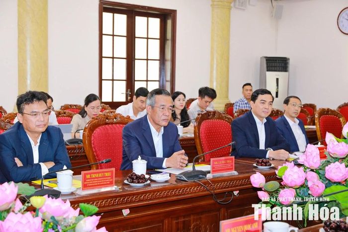 Bí thư Tỉnh ủy Lê Đức Thái và Chủ tịch UBND tỉnh Nguyễn Hoài Anh cùng các đại biểu tại buổi làm việc.