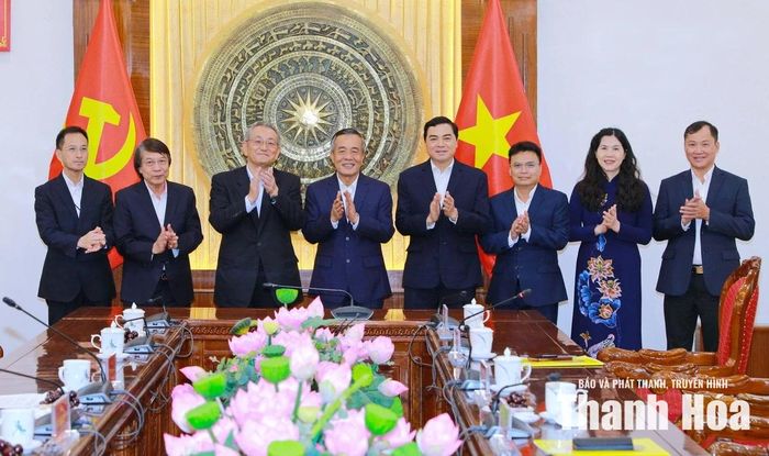 Lãnh đạo tỉnh Thanh Hóa chụp ảnh lưu niệm với lãnh đạo Công ty TNHH Idemitsu Việt Nam.