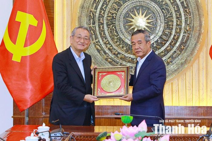 Bí thư Tỉnh ủy Lê Đức Thái tặng quà lưu niệm ông Egashira Hideaki, Tổng Giám đốc Công ty TNHH Idemitsu Việt Nam.