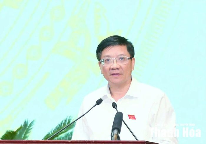 Trưởng Ban Kinh tế - Ngân sách, HĐND tỉnh Hoàng Anh Tuấn báo cáo thẩm tra các tờ trình, dự thảo nghị quyết.