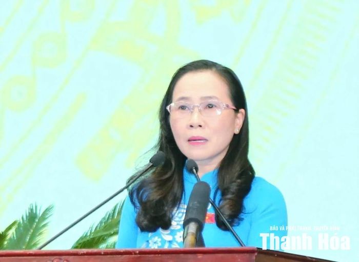 Trưởng Ban Văn hóa - Xã hội, HĐND tỉnh Ngô Thị Hồng Hảo báo cáo thẩm tra các tờ trình, dự thảo nghị quyết.