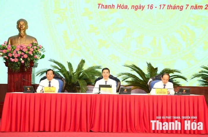 Các đồng chí chủ tọa kỳ họp.