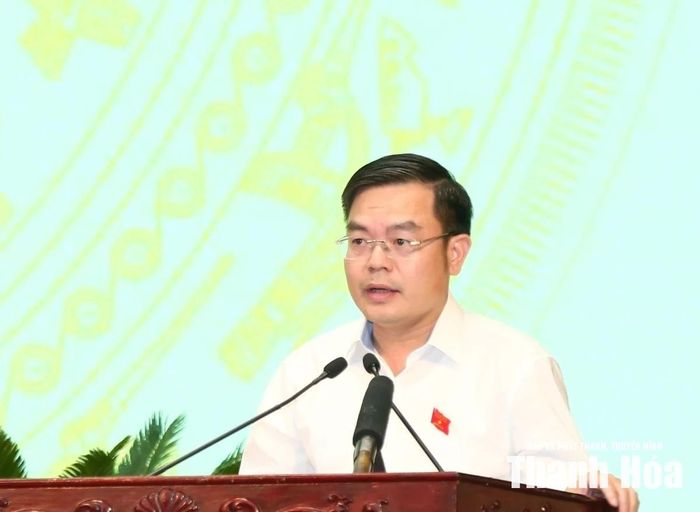 Giám đốc Sở Xây dựng Hoàng Văn Đồng trình bày tờ trình liên quan tại kỳ họp.