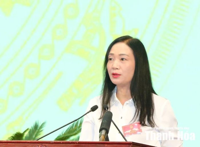 Giám đốc Sở Dân tộc và Tôn giáo Vũ Thị Hương trình bày tờ trình liên quan tại kỳ họp.