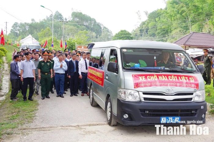 Chính quyền và Nhân dân tỉnh Hủa Phăn (Lào) tiễn đưa các anh trở về lòng đất mẹ quê hương.