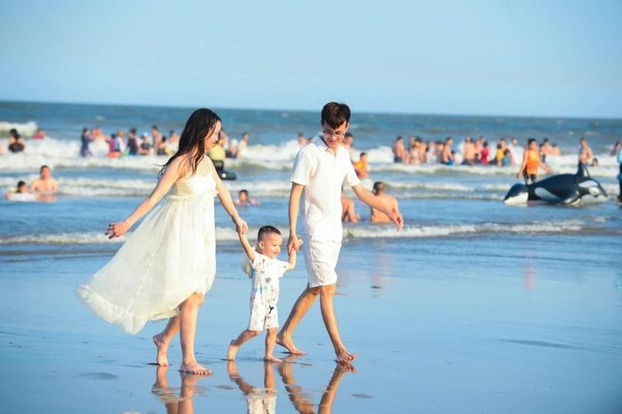 Du khách về với biển Sầm Sơn. Ảnh: Hoàng Đông