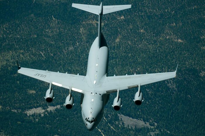Ngoài các hoạt động chiến đấu, máy bay vận tải C-17 Globemaster III còn đóng vai trò quan trọng trong cứu trợ thiên tai, sơ tán y tế và hỗ trợ nhân đạo quy mô lớn. Ảnh: Không quân Hoa Kỳ.