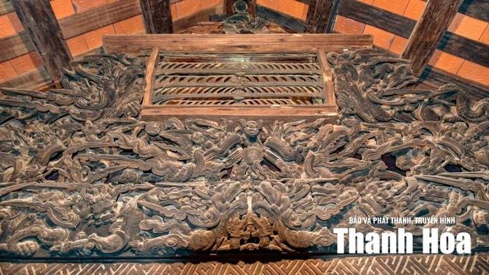 Bảng Môn Đình có kiến trúc hoa văn độc đáo, thể hiện bàn tay tài hoa của những nghệ nhân xưa.