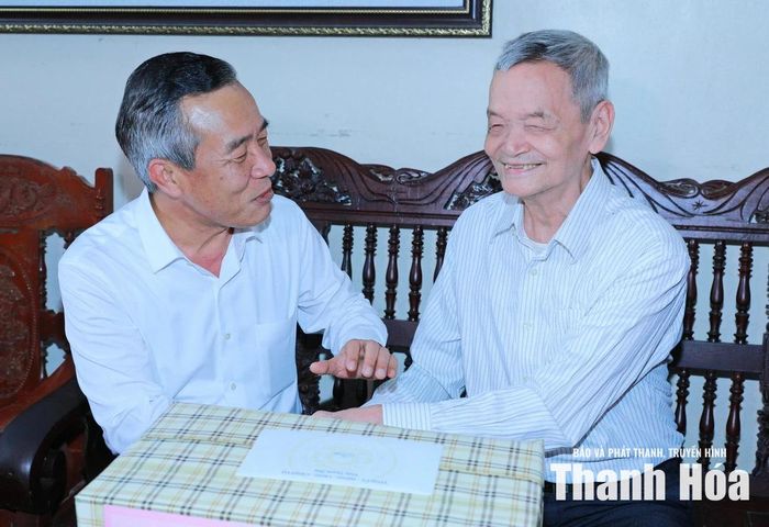 Bí thư Tỉnh ủy Lê Đức Thái thăm hỏi, động viên thương binh Lê Thế Môn, trú tại phường Hàm Rồng.