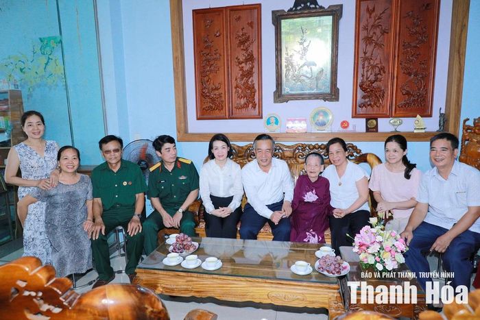 Bí thư Tỉnh ủy Lê Đức Thái chụp ảnh lưu niệm với gia đình bà Nguyễn Thị Lễ.