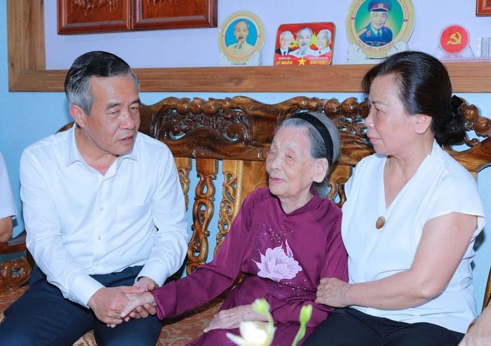 Bí thư Tỉnh ủy Lê Đức Thái thăm hỏi bà Nguyễn Thị Lễ, mẹ liệt sĩ Hoàng Văn Trung, trú tại phường Hạc Thành.