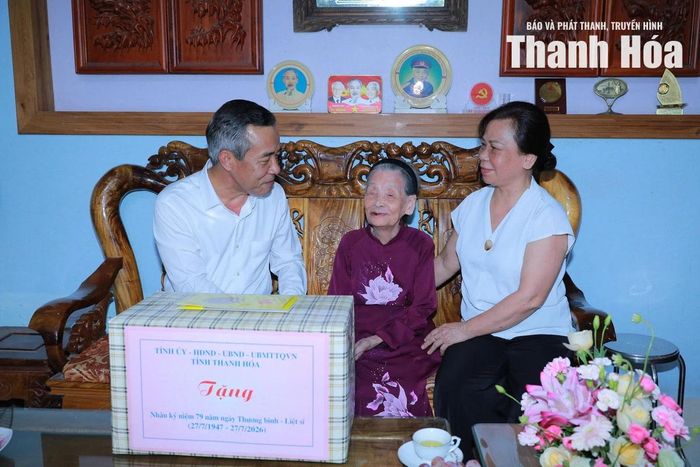 Bí thư Tỉnh ủy Lê Đức Thái tặng quà cho bà Nguyễn Thị Lễ.