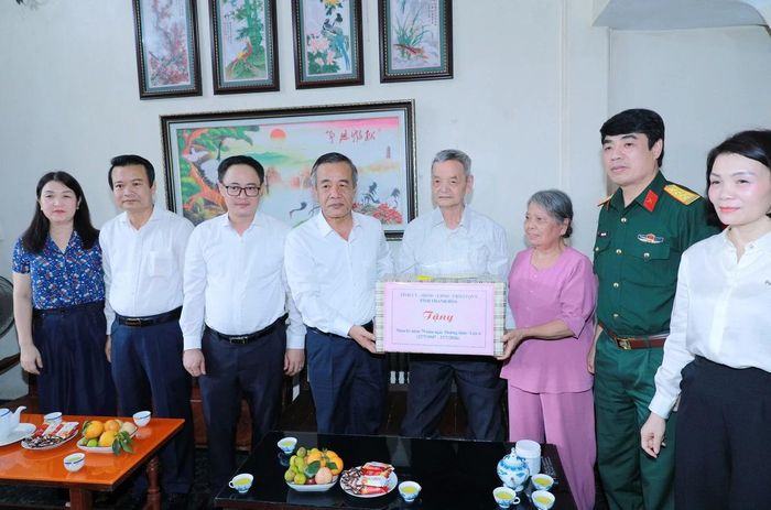 Bí thư Tỉnh ủy Lê Đức Thái và đoàn công tác tặng quà cho gia đình thương binh Lê Thế Môn.