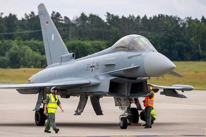Chiếc tiêm kích Eurofighter đỗ trên đường băng sau màn trình diễn bay trong ngày khai mạc Triển lãm Hàng không Vũ trụ Quốc tế ILA tại sân bay Schönefeld, Berlin (Đức), ngày 5/6/2024. Ảnh: Reuters.