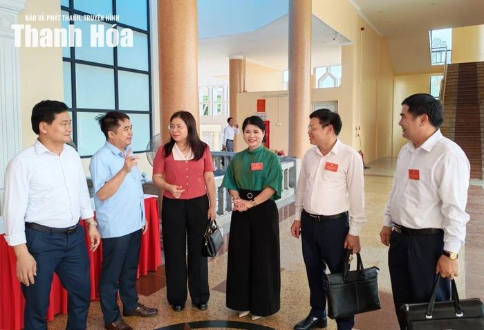 Bên hành lang, các đại biểu HĐND tỉnh trao đổi về những nội dung của kỳ họp.