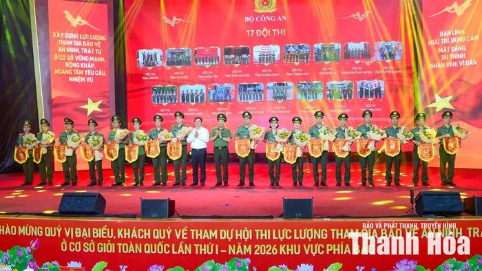 Thứ trưởng Lê Văn Tuyến và Phó Chủ tịch Thường trực UBND tỉnh Mai Xuân Liêm tặng hoa và cờ lưu niệm cho các đội thi.
