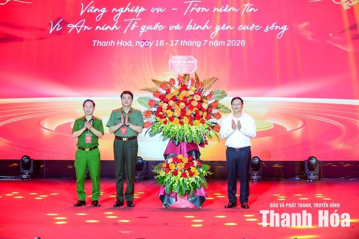 Phó Chủ tịch Thường trực UBND tỉnh Mai Xuân Liêm tặng hoa chúc mừng hội thi.