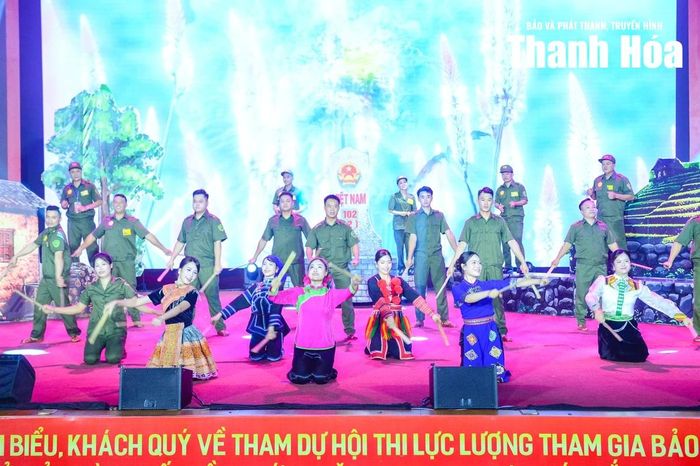 Phần thi được thể hiện sinh động dưới hình thức sân khấu hóa.
