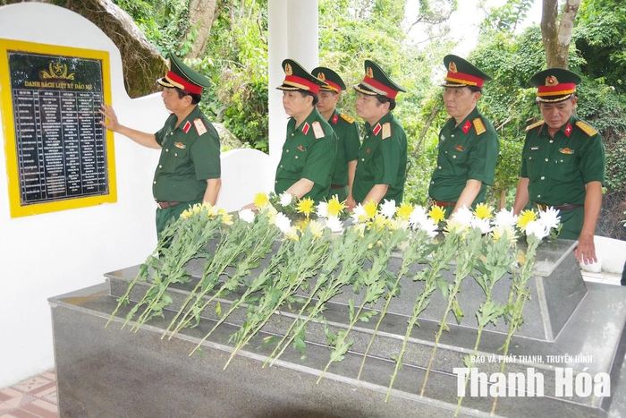 Đoàn đại biểu Bộ Tư lệnh Quân khu dâng hoa, thắp hương tại phần mộ 16 liệt sĩ của Quân khu 4 hy sinh ngày 26/1/2025 khi thực hiện nhiệm vụ tại đảo Hòn Mê.