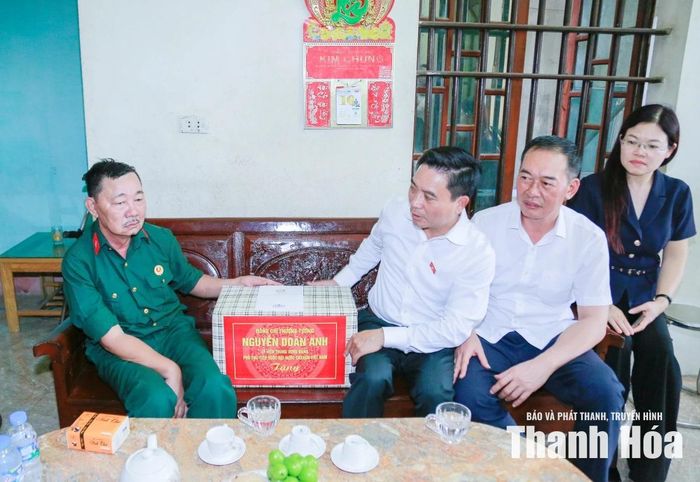 Phó Chủ tịch Quốc hội Nguyễn Doãn Anh cùng đoàn công tác thăm, tặng quà gia đình thương binh Nguyễn Hữu Lục ở tổ dân phố Tràng An, phường Đông Quang.