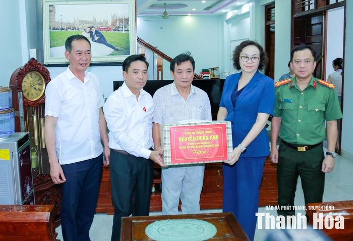 Phó Chủ tịch Quốc hội Nguyễn Doãn Anh cùng đoàn công tác thăm, tặng quà gia đình thương binh Nguyễn Ngọc Liếu ở khu đô thị Đông Sơn, phường Đông Quang.
