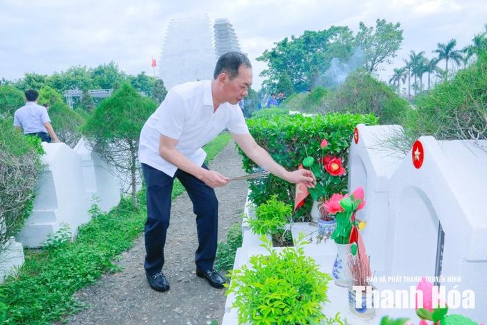 Phó Bí thư Tỉnh ủy Trịnh Tuấn Sinh thắp hương lên phần mộ liệt sĩ.