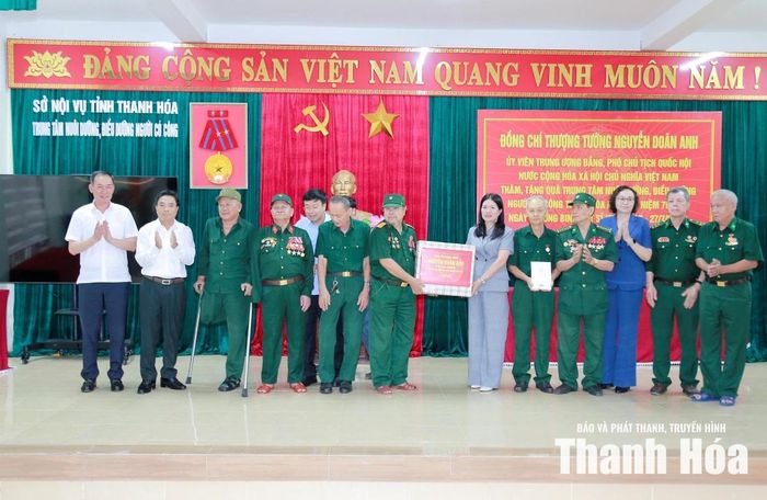 Phó Chủ tịch Quốc hội Nguyễn Doãn Anh tặng quà cho thương, bệnh binh Trung tâm Nuôi dưỡng, điều dưỡng người có công Thanh Hóa