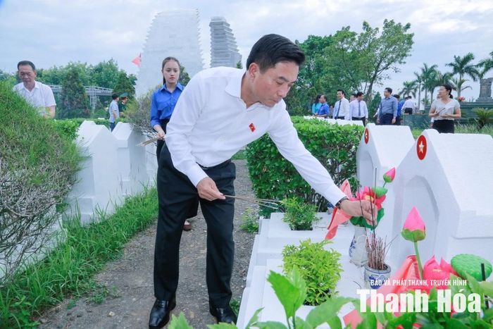 Phó Chủ tịch Quốc hội Nguyễn Doãn Anh thắp hương lên phần mộ liệt sĩ.