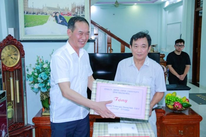 Phó Bí thư Tỉnh ủy Trịnh Tuấn Sinh tặng quà cho thương binh Nguyễn Ngọc Liếu.
