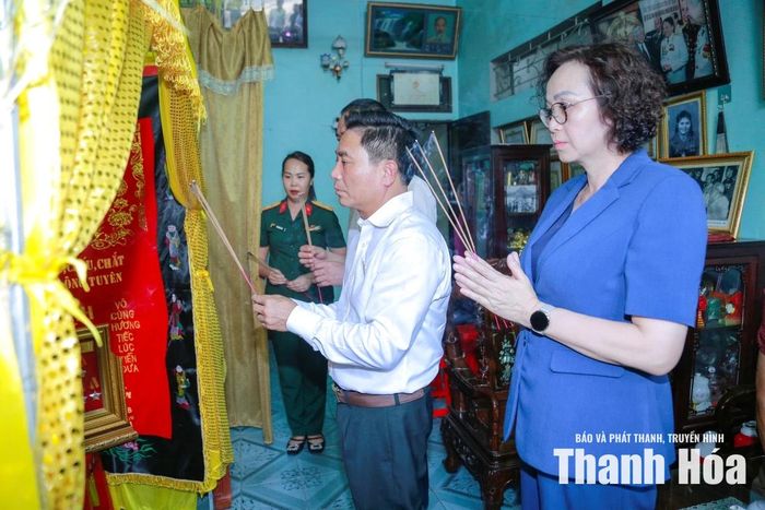 Phó Chủ tịch Quốc hội Nguyễn Doãn Anh dâng hương, tưởng nhớ Anh hùng Lực lượng vũ trang Nhân dân Ngô Thị Tuyển.