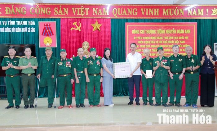 Phó Bí thư Tỉnh ủy Trịnh Tuấn Sinh tặng quà cho thương, bệnh binh Trung tâm Nuôi dưỡng, điều dưỡng người có công Thanh Hóa