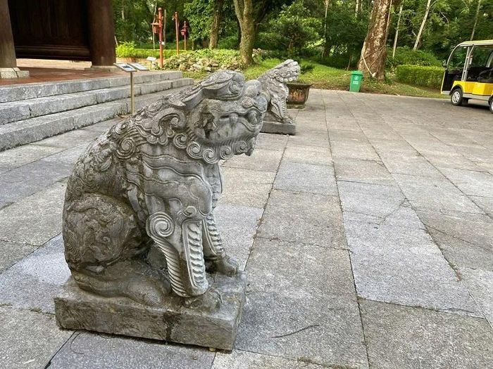 Nghê chầu trước nghi môn Khu di tích Quốc gia đặc biệt Lam Kinh.