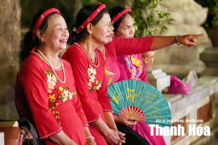 Người dân địa phương tham gia các sinh hoạt lễ hội tại Phủ Cẩm.