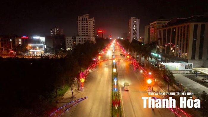 Đại lộ Lê Lợi, phường Hạc Thành rực sáng ánh đèn điện về đêm.