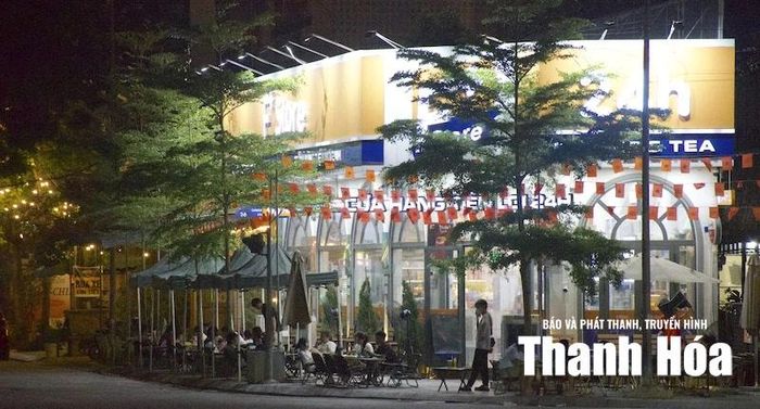 Một cửa hàng tiện lợi 24/7 luôn sáng đèn phục vụ khách hàng