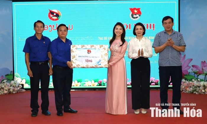 Đoàn Thanh niên tỉnh Hủa Phăn tặng quà cho Tỉnh đoàn Thanh Hóa.