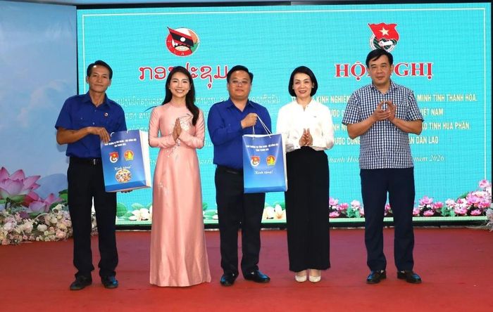 Các đồng chí lãnh đạo tỉnh Thanh Hóa tặng quà cho Đoàn Thanh niên tỉnh Hủa Phăn.