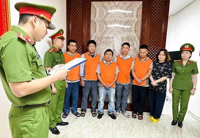 Cơ quan Cảnh sát điều tra Công an tỉnh Thanh Hóa thi hành lệnh bắt bị can để tạm giam.