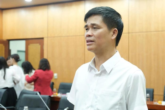 Ông Ngọ Duy Hiểu, Phó Chủ tịch Tổng Liên đoàn Lao động Việt Nam, trao đổi sau phiên họp. Ảnh: Văn Quân.