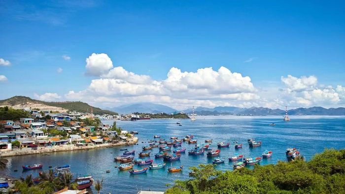 Trong những tháng cao điểm du lịch hè, trung bình mỗi ngày có khoảng 400 - 500 tàu du lịch xuất bến tham quan vịnh Nha Trang và vịnh Vĩnh Hy. Ảnh min họa: The Cruise web