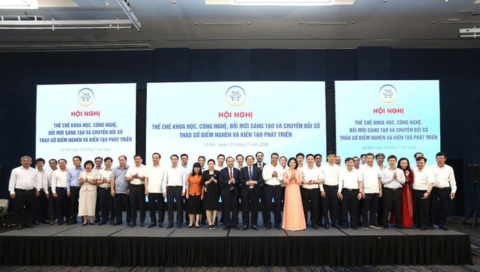 Phó Thủ tướng Hồ Quốc Dũng cùng các đại biểu - Ảnh:MST.