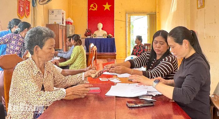Xã Ô Lâm thực hiện trợ cấp thường xuyên cho người có công với cách mạng. Ảnh: ĐỨC TOÀN