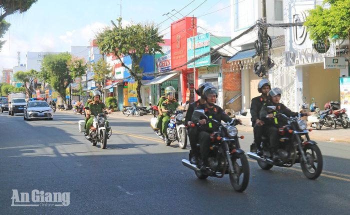 Công an tỉnh ra quân thực hiện cao điểm tấn công, trấn áp các loại tội phạm. Ảnh: NGUYỄN HƯNG
