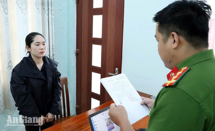 Phòng Cảnh sát hình sự tống đạt các quyết định và lệnh cấm đi khỏi nơi cư trú đối với bị can Cao Thị Thúy An.
