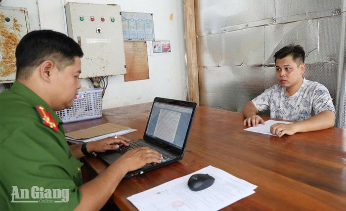 Bị can Nguyễn Hoàng Việt khai nhận tại cơ quan công an.