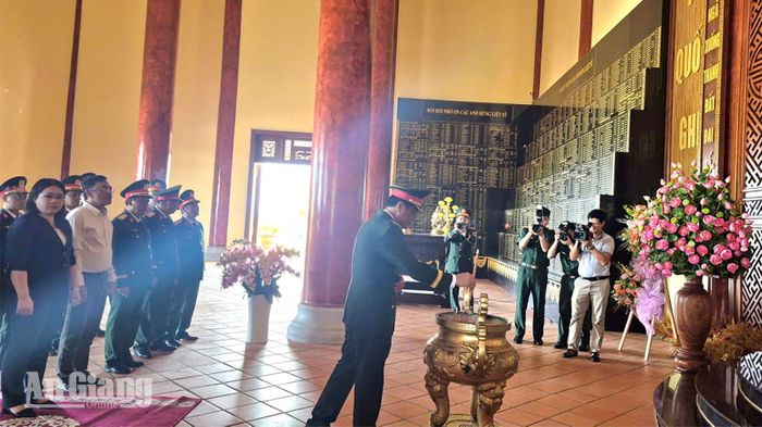 Thiếu tướng Huỳnh Văn Ngon dâng hương tại Đền thờ liệt sĩ Phú Quốc.