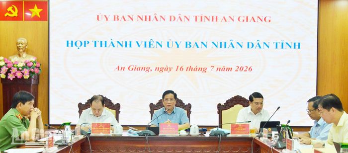 Quang cảnh cuộc họp.